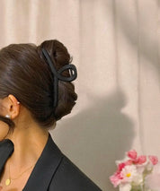 Raven’s Matte Black Hair Claw Clip